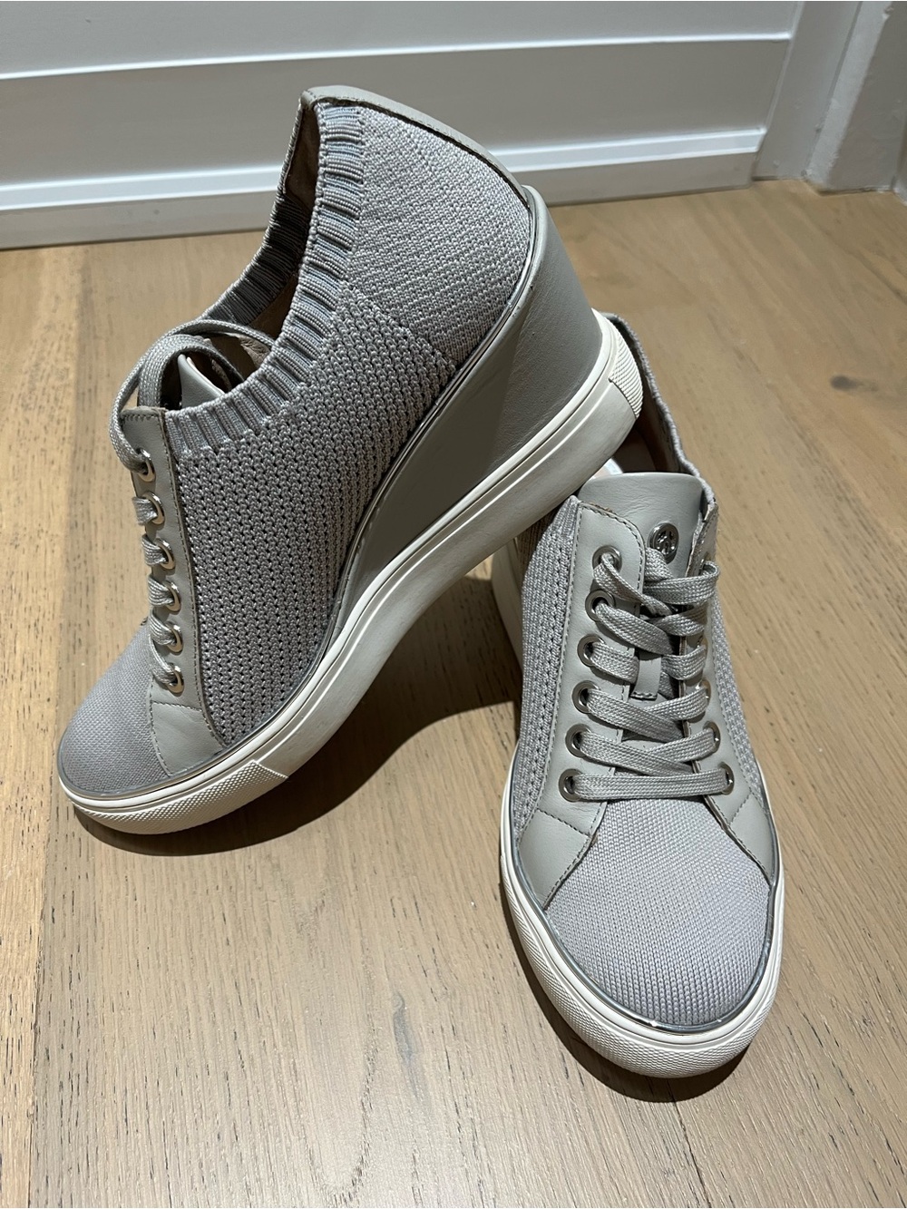 Men’s Knit Wedge Lace-Up Sneakers in Light Gray